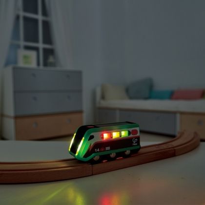 hape, енергийно зареждащо се влакче, зелено, слънчеви батерии, влакче, влак, релси, влакче на слънчеви батерии, игра, игри, играчка, играчки