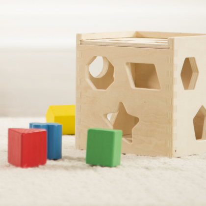 Melissa and Doug , дървено кубче за подреждане, кубче за сортиране, сортиране на кубчета, кубчета за подреждане, сортер, форми, цветове, форма, играч, игри, играчка, играчки 