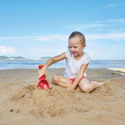 hape, Лопатка за пясък и вода с лейка, Червена. лопатка, лейка, лопатла за пясък, пясък, вода, плаж, море, игри навън, игра, игри, играчка, играчки