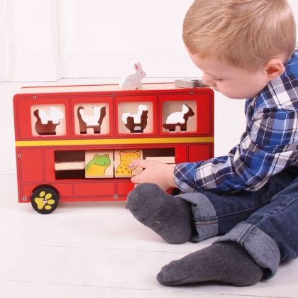 Bigjigs, детски дървен сортер, червен автобус, автобус, автобуси, сортер, сортиране, подреждане, дървена играчка за сортиране, игра, игри, играчка, играчки 