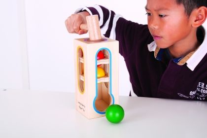 Bigjigs- Дървена играчка-кула с чукче и топчета