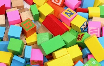 Цветни дървени блокове в кутия-сортер, сортер, дървени блокчета, дървен конструктор, детски сортер, сортер за деца, конструктор, детска играчка, детски играчки, игра, игри, играчка, играчки