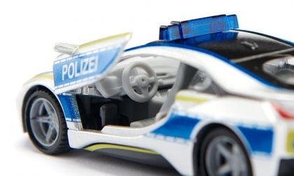 Siku - Играчка - Полицейски автомобил с отварящи се нагоре врати BMW i8