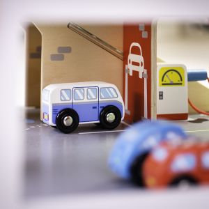 Дървен гараж - Паркирай и играй